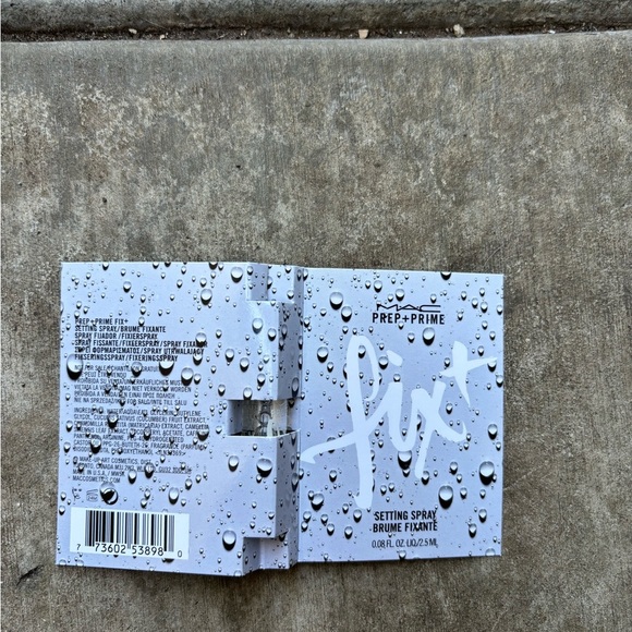 MAC Makeup Setting Spray with Hydration - Picture 2 of 2